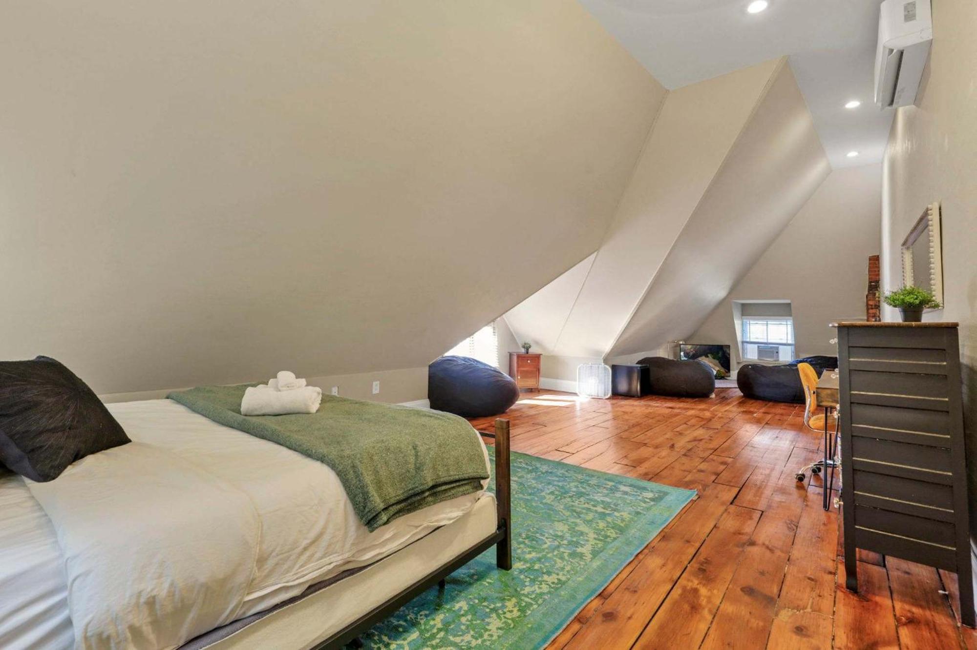 4 Bed Townhome Near Goodale Park Ferienhaus *
