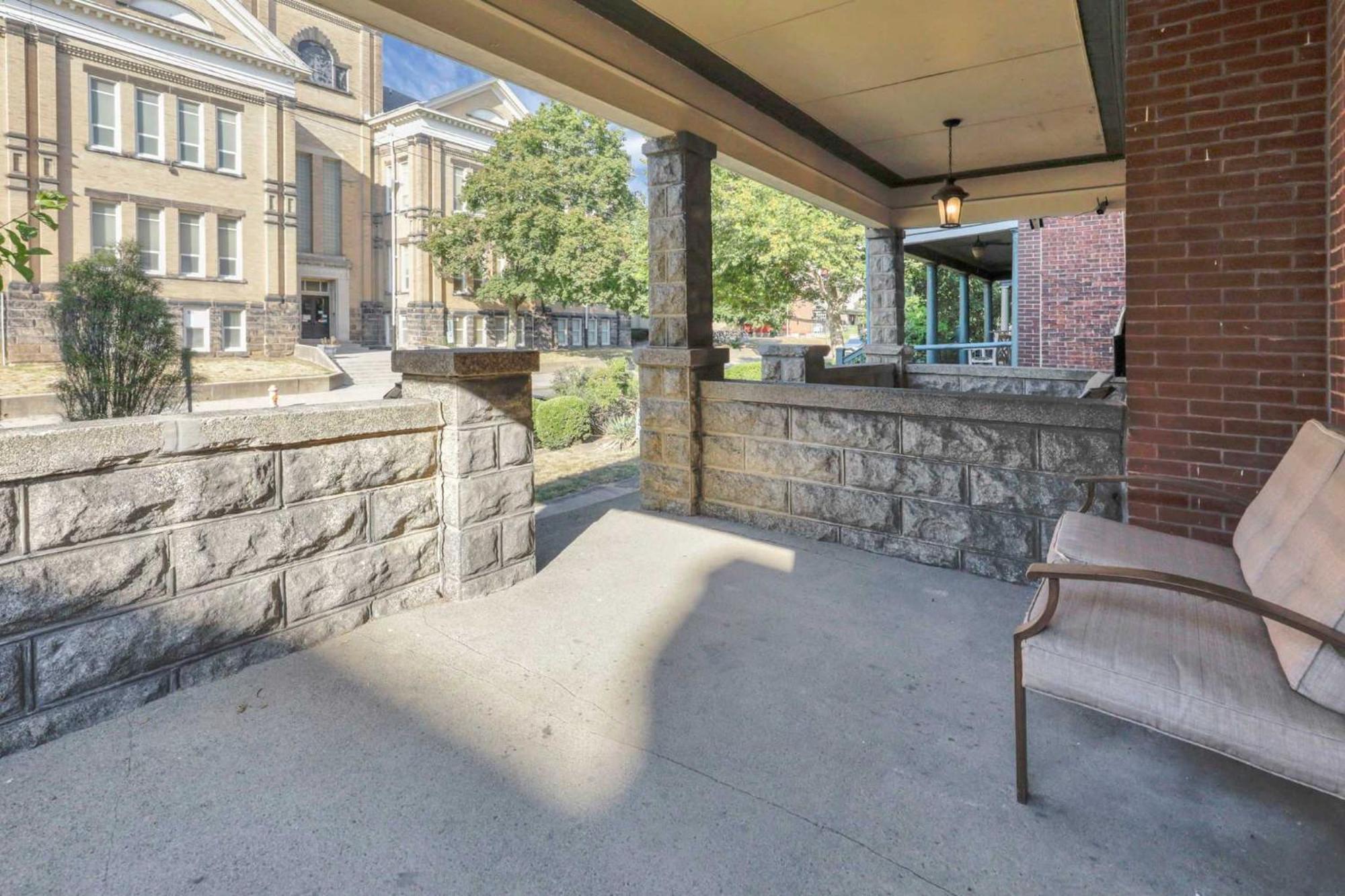 4 Bed Townhome Near Goodale Park *